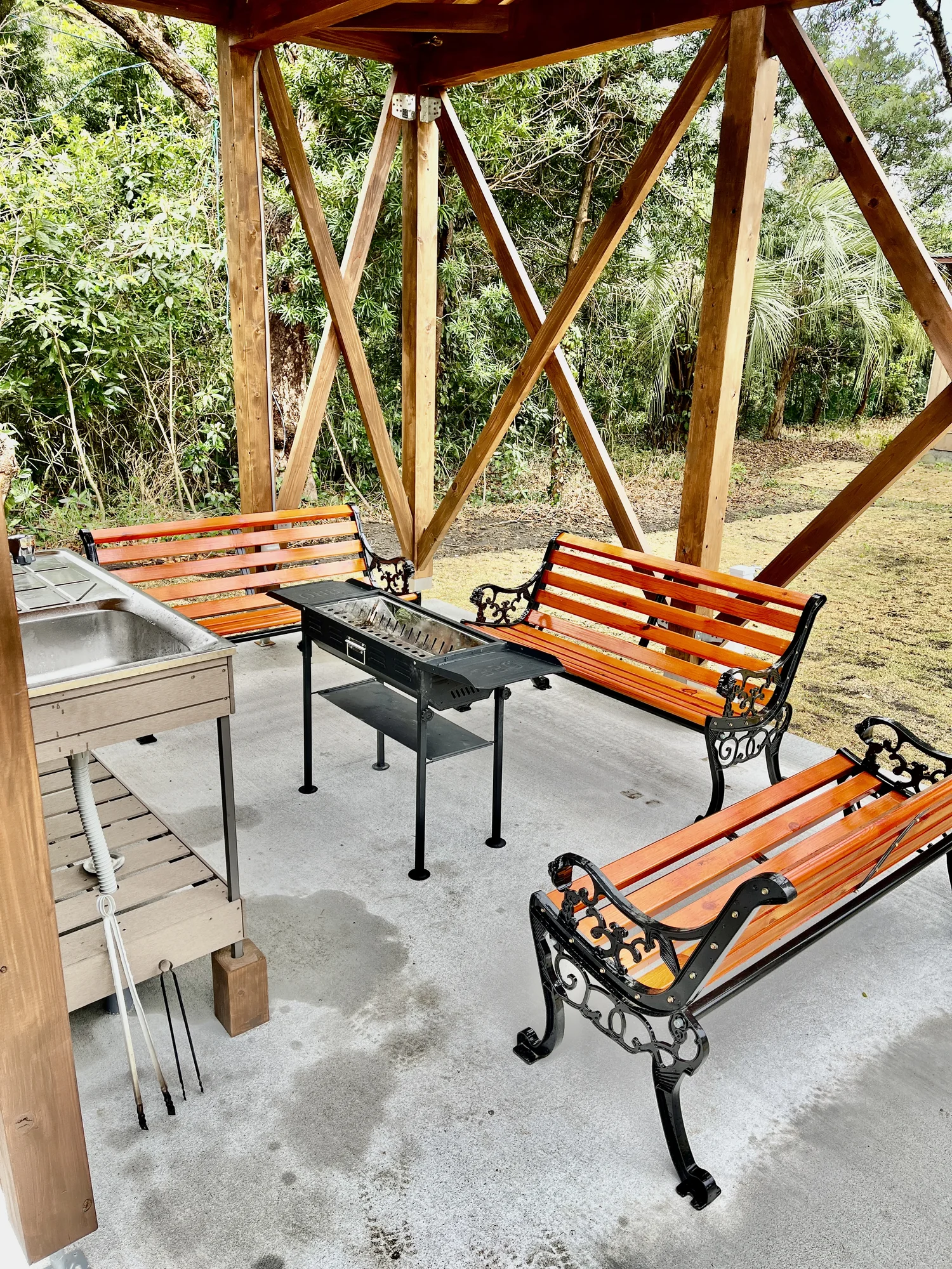 ガゼボ庵に備えられたBBQコンロとベンチ