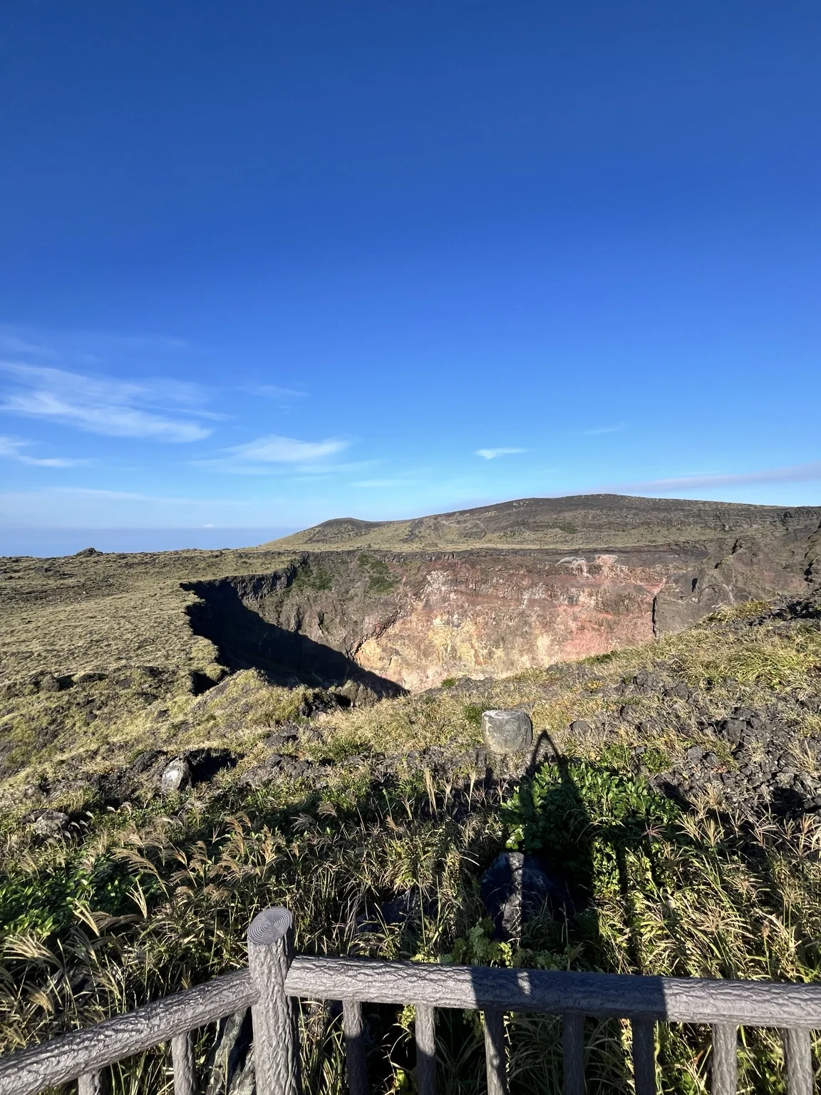 三原山の火口と色彩のある火山岩